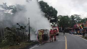 Detik-Detik Minibus yang Hangus Terbakar di Pangandaran