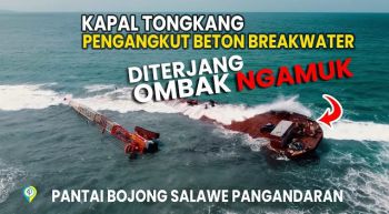 Diterjang Ombak Besar Laut Pangandaran, Kapal Tongkang Breakwater Terdampar di Pantai Bojong Salawe