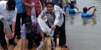 Ibu Menteri Susi Pudjiastuti Tebar Benih Ikan - Padaherang, Pangandaran 